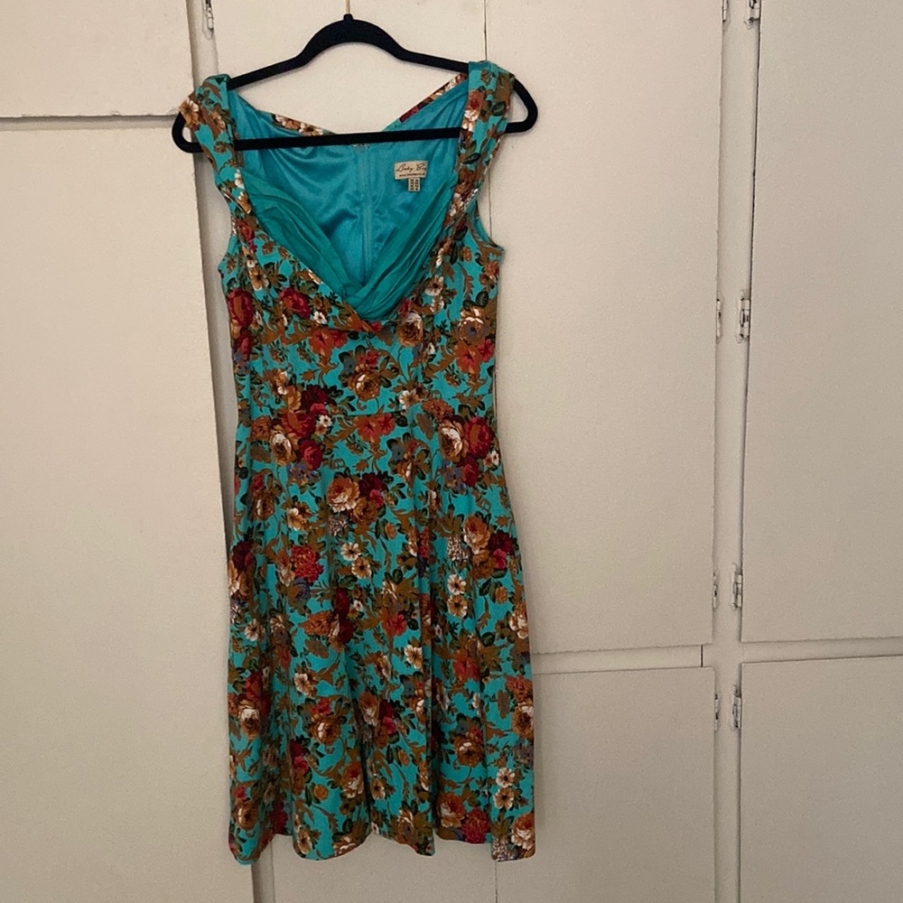 It can be paired with a slip to give it the full skirt bell shape.